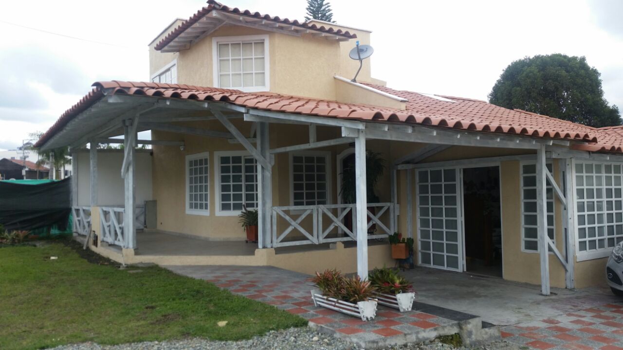 Casa con local comercial en Armenia
